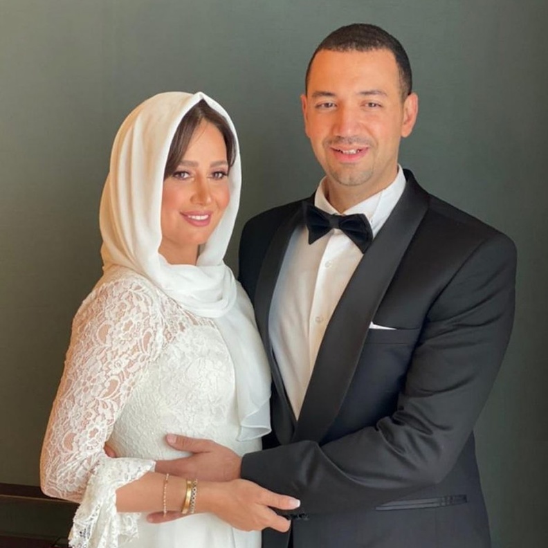 حلا شيحة ومعز مسعود ووالدها