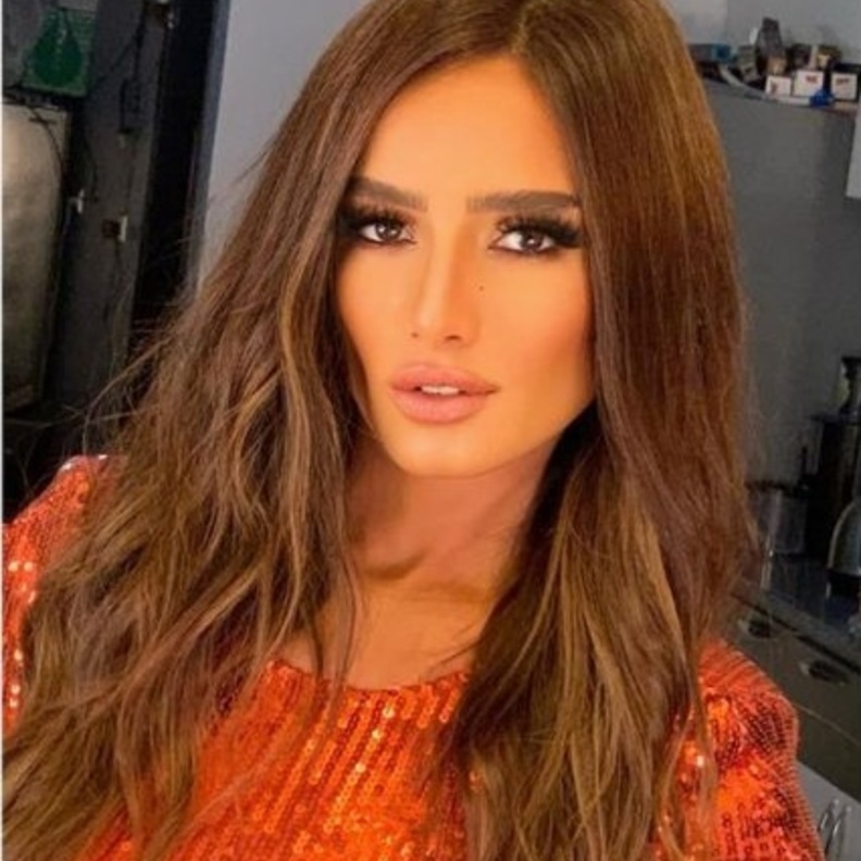 مكياج ترابي بأسلوب زينة بطلة مسلسل "كله بالحب