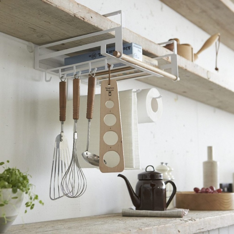  اكسسوار معدني على رفوف المطبخ الخشبية