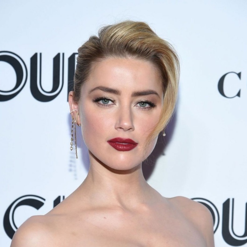 مكياج برونزي مع أحمر الشفاه الداكن والشعر المرفوع