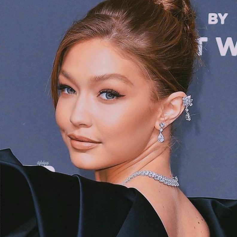 إطلالة أنيقة وأنثوية من وحي جيجي