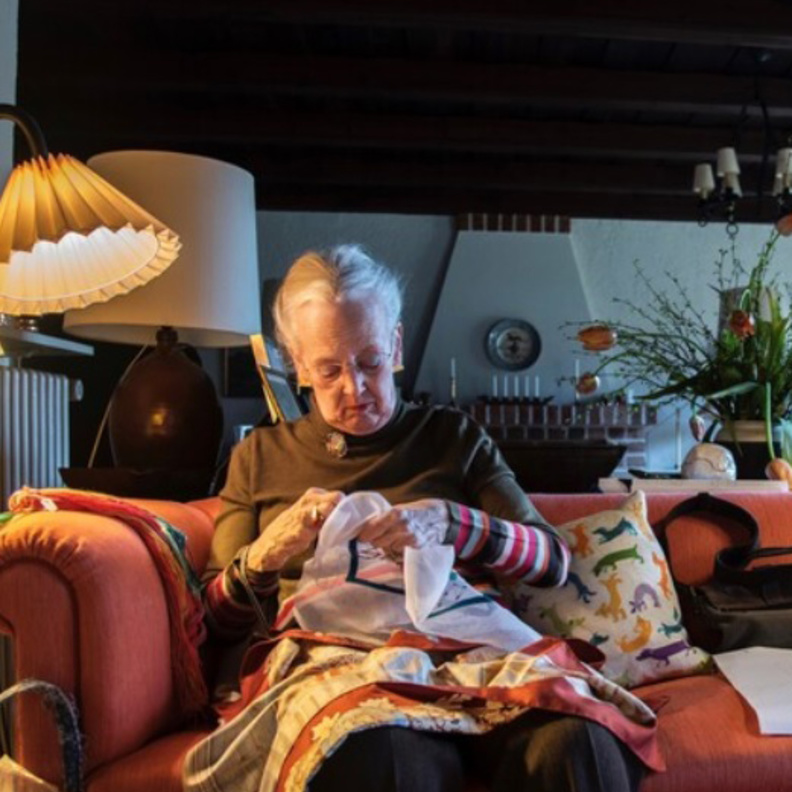 ملكة الدنمارك تستعد لعرض أعمال التطريز التي قامت بصنعها خلال فترة الإغلاق العام