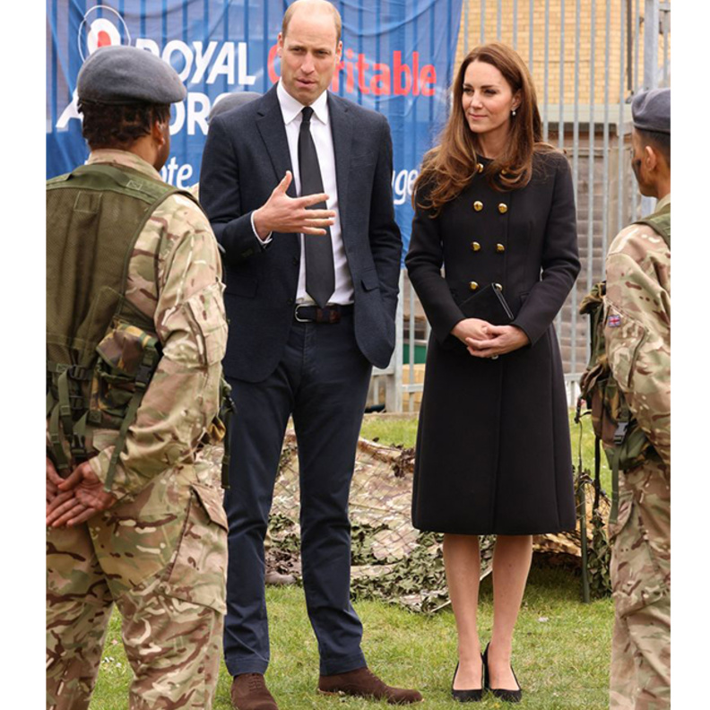 احدث اطلالات كيت ميدلتون الراقية بالمعطف الاسوداطلالات كيت ميدلتون 