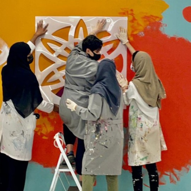 جانب من فعالية جداريات الخط العربي