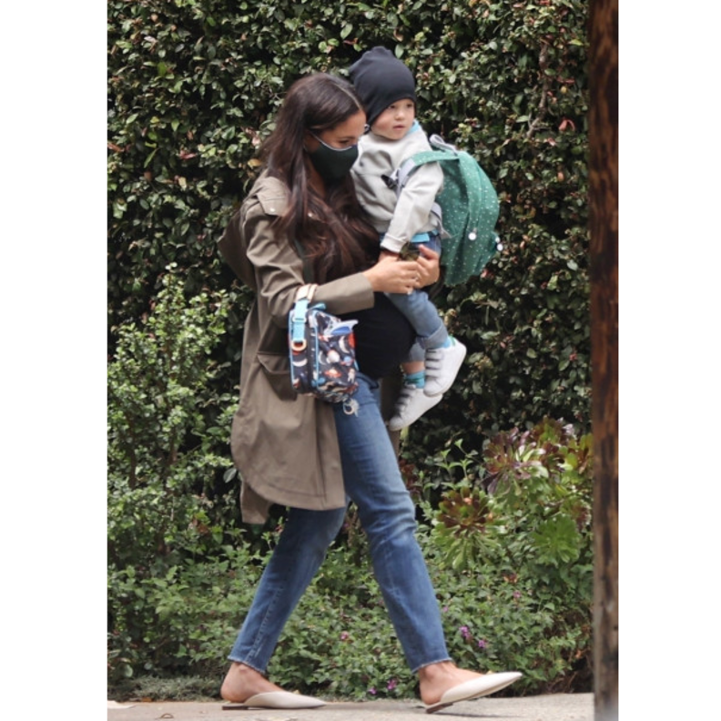 وقع إختيارها على حذاء Mules باللون البيج من مجموعة فالنتينو