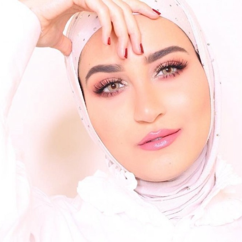 مكياج وردي ناعم بأسلوب دلال الدوب