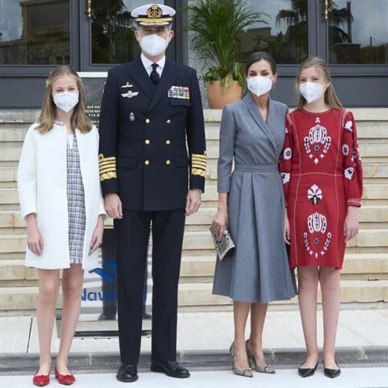 جولة في مرافق حوض بناء السفن