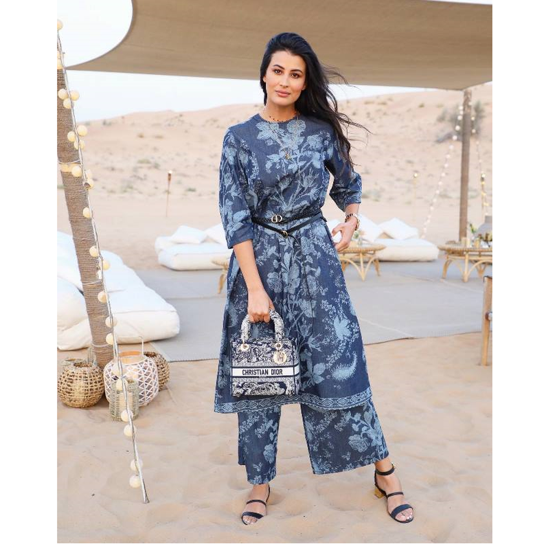 تألقت بإطلالة من توقيع Dior بأسلوب يمزج بين الأزياء الشرقية مع اللمسة الغربية
