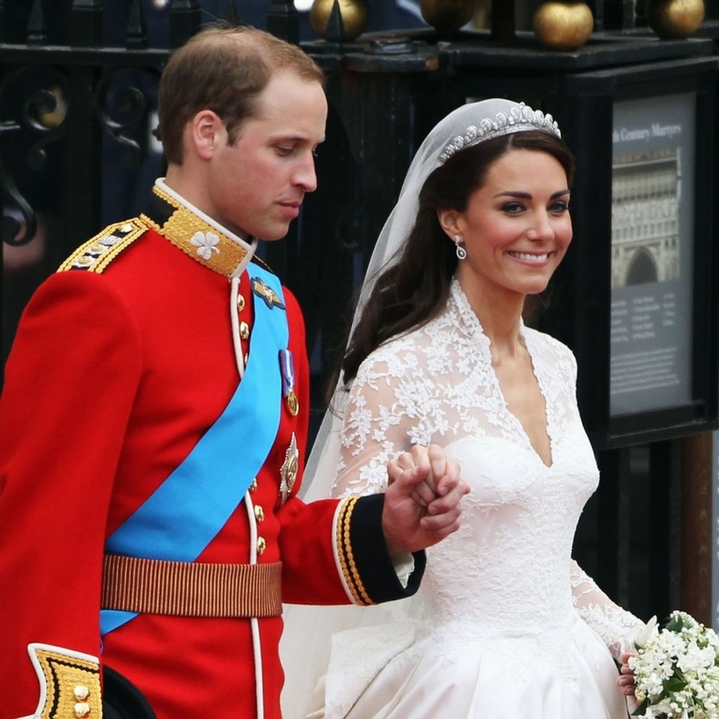  التقاليد منعت الأمير وليام من النظر لكيت في ممر العروس