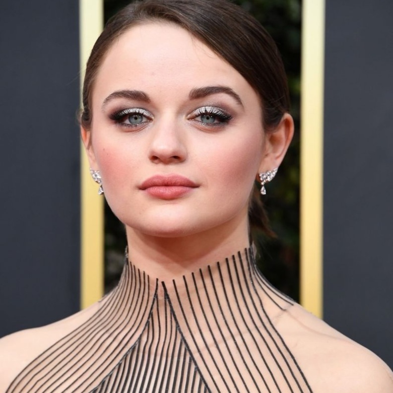  الوان ظلال عيون براقة لصيف 2021 من وحي Joey King 2021
