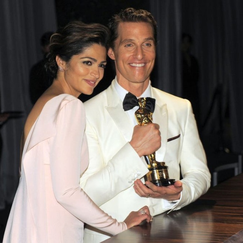 إطلالة جوليا روبيرتس مع خطيبها السابق بنجامين برات في حفل الأوسكار 2001