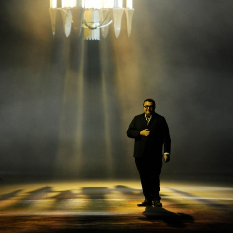 توفي مصمم الأزياء العالمي ألبير إلباز في أحد مستشفيات باريس يوم السبت عن عمر يناهز ال 59 عامًا