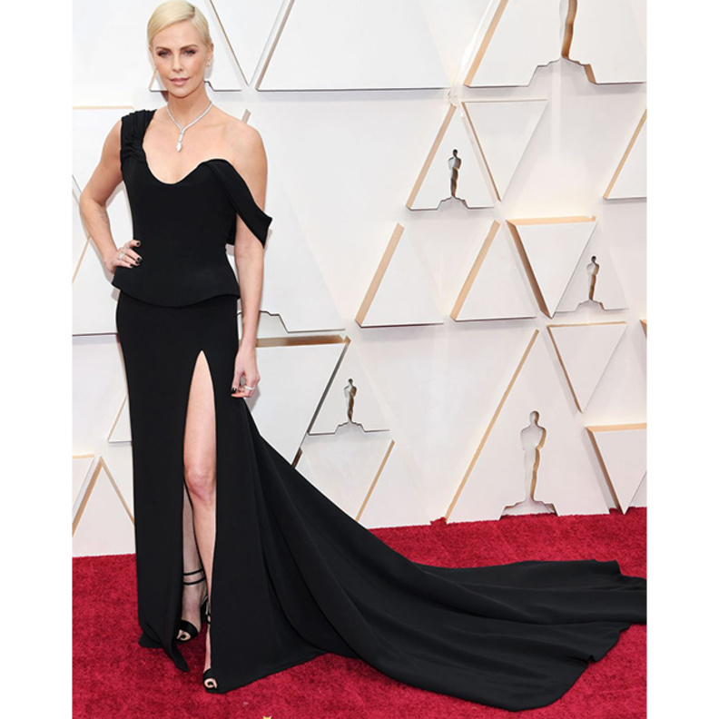 فستان أسود من اختيار Charlize Theron بتوقيع دار Dior عام 2020