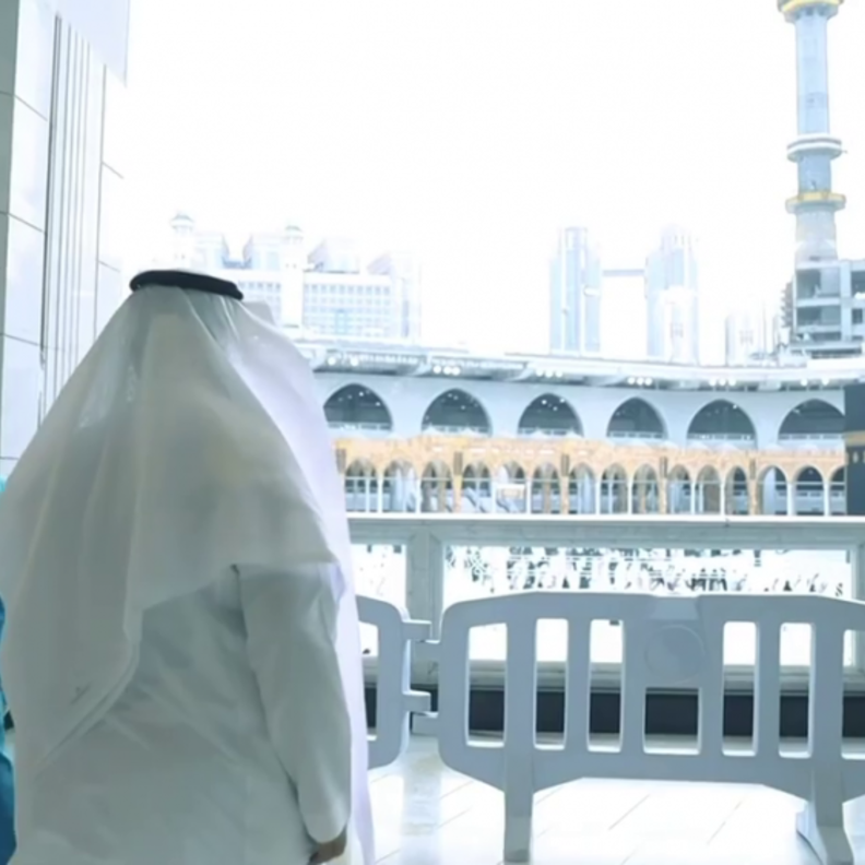 المذيع ياسين اللحياني.. صوت تكسوه الطمأنينة عبر أثير قناة القرآن الكريم