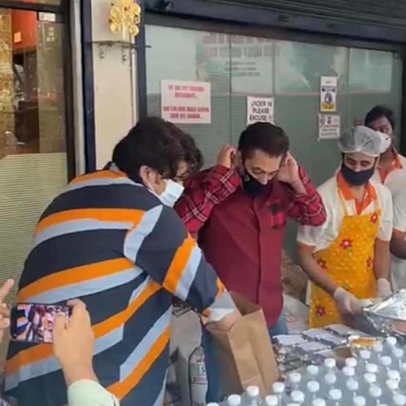 سلمان خان يشارك في توزيع 5 آلاف وجبة طعام في مومباي