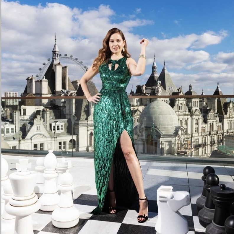 الممثلة الأمريكية أماندا سيفريد بفستان بالأحمر الناري من Armani Privé