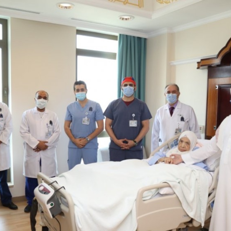 فريق الجراحين بالمركز الطبي الدولي 