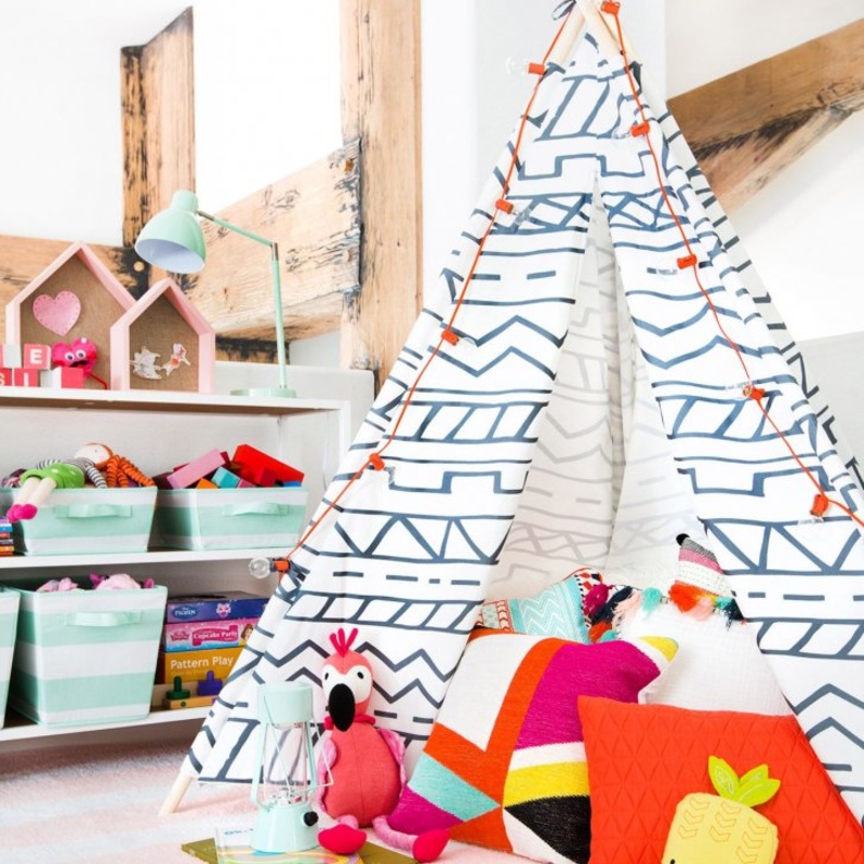 خيمة يستمتع داخلها الأطفال في اللعب