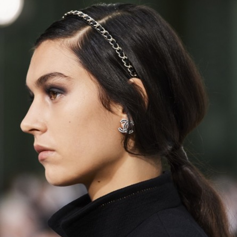 تسريحة ذيل الحصان من عرض شانيل