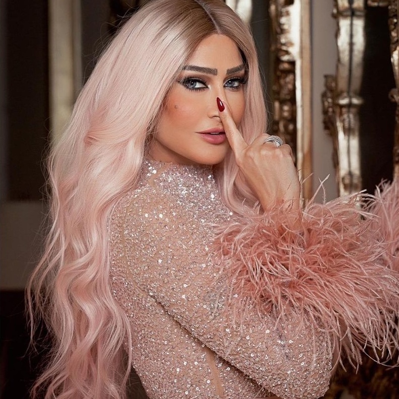 غادة عبد الرازق في كواليس مسلسل لحم غزال بالشعر الوردي هل تشبه هيفاء وهبي