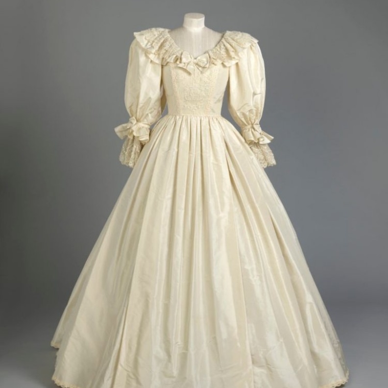 إعارة فستان زفاف ديانا بموافقة ولديها وليام وهاري