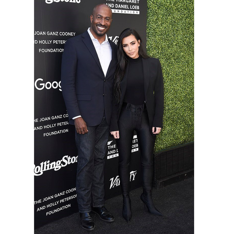 أطلت بالبليزر مع الكنزة السوداء بقصة الياقة العالية والبنطلون الأسود الضيق