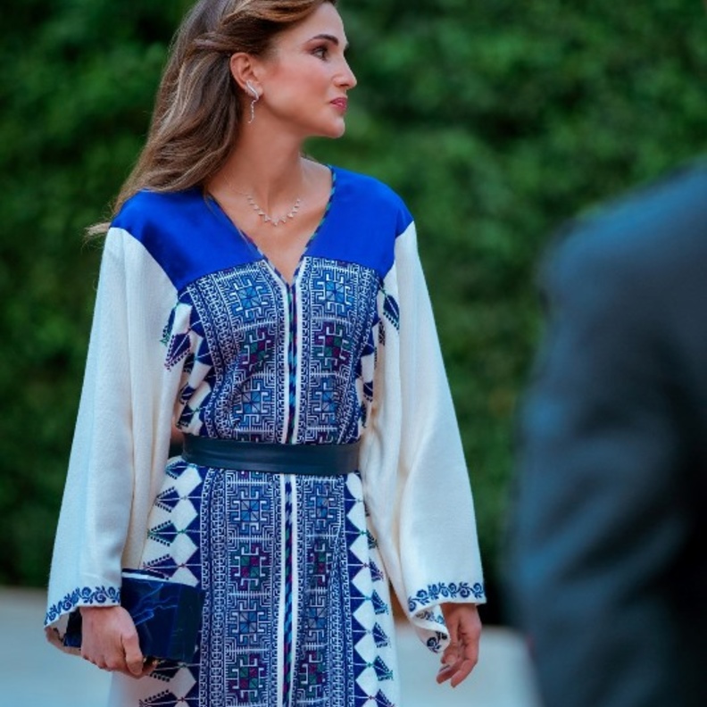 أطلت في إحدى المناسبات بالعباية السوداء المخملية