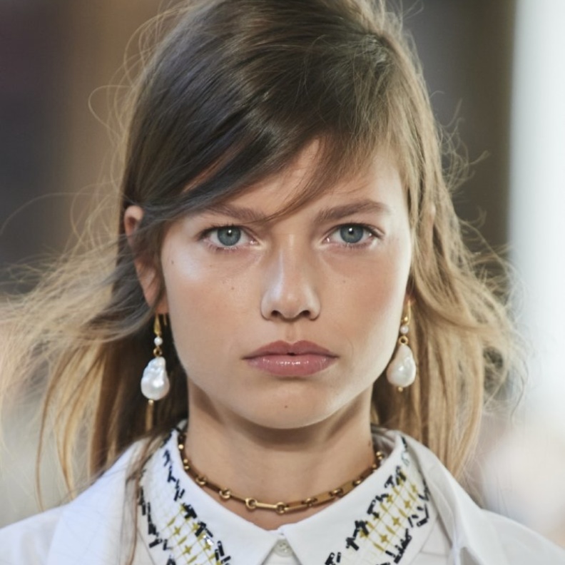 رسمات مكياج ناعمة مع البلاشر المشمشي للحصول على اطلالات مشرقة من Ports 1961