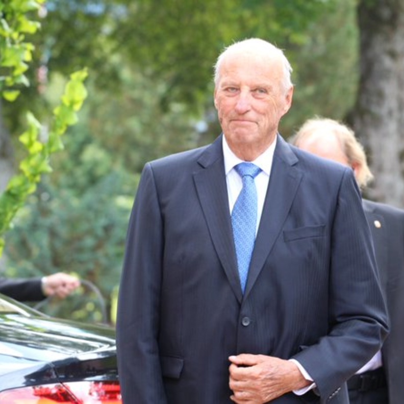 الملك هارالد يقوم بأولى مهماته الرسمية منذ عودته من الأجازة المرضية