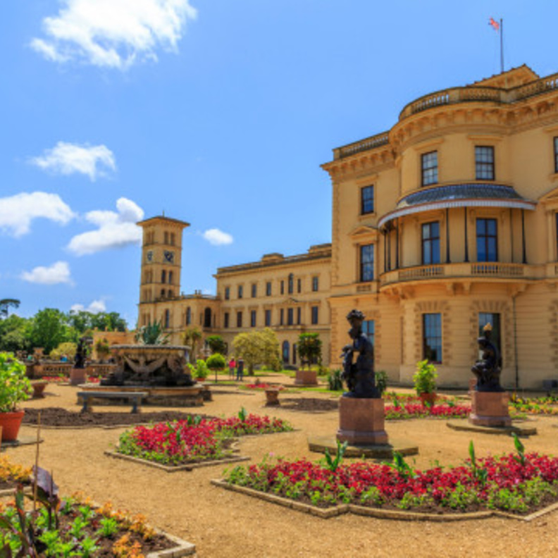 أين يقضي أفراد العائلة المالكة البريطانية إجازتهم على مر السنين؟