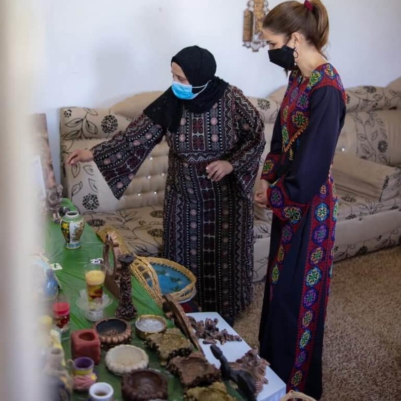 الملكة رانيا تزور جمعية اليسرى النسائية الخيرية في مادبا