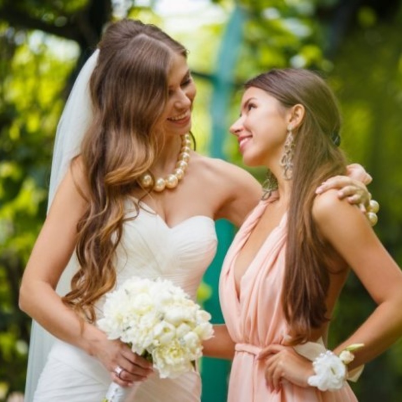 اخت العروس يحب ان تنتبه لكل تفاصيل اطلالة شقيقتها في يوم الحفل