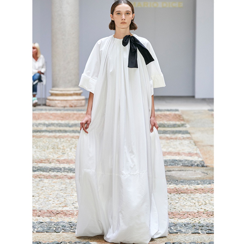 موديلات فساتين بيضاء مريحة مع الثنيات العريضة من وحي دار Mario Dice