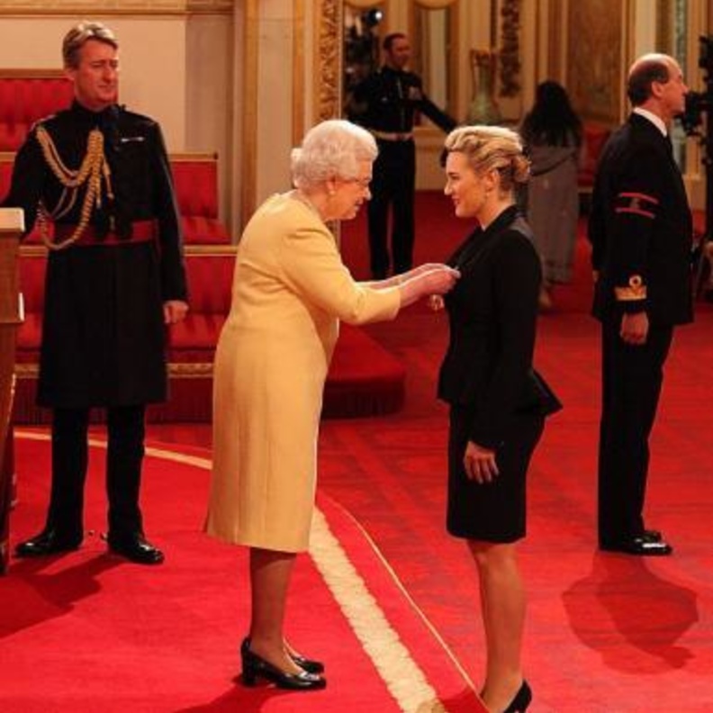 نجوم هوليوود في ضيافة العائلة المالكة البريطانية على مر السنين