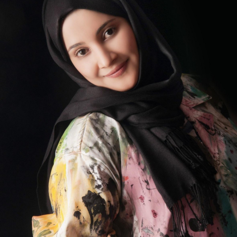 الفنانة التشكيلية سيما آل عبدالحي.. موهبة فنية واعدة وريشة فنية خلابة