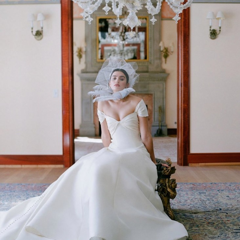 فستان زفاف بأكمام منسدلة من anne barge