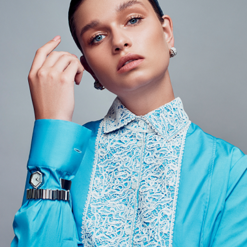 أقراط وسوار "جيم ديور" GEM DIOR من الذهب الأبيض والوردي والألماس. ساعة "جيم ديور" GEM DIOR من الفولاذ و بميناء من عرق اللؤلؤ الأسود مع سوار أسود من جلد التمساح. جميعها من دار "ديور" Dior للساعات والمجوهرات الفاخرة.