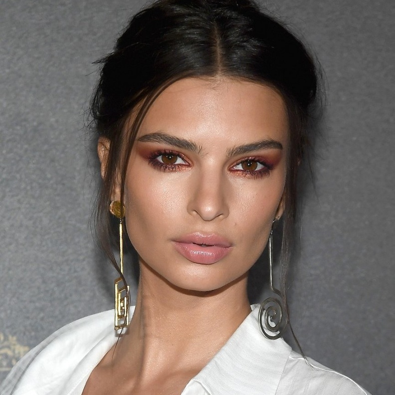 اطلالات مكياج معدني من النجمات العالميات يناسب افطارات رمضان 2021