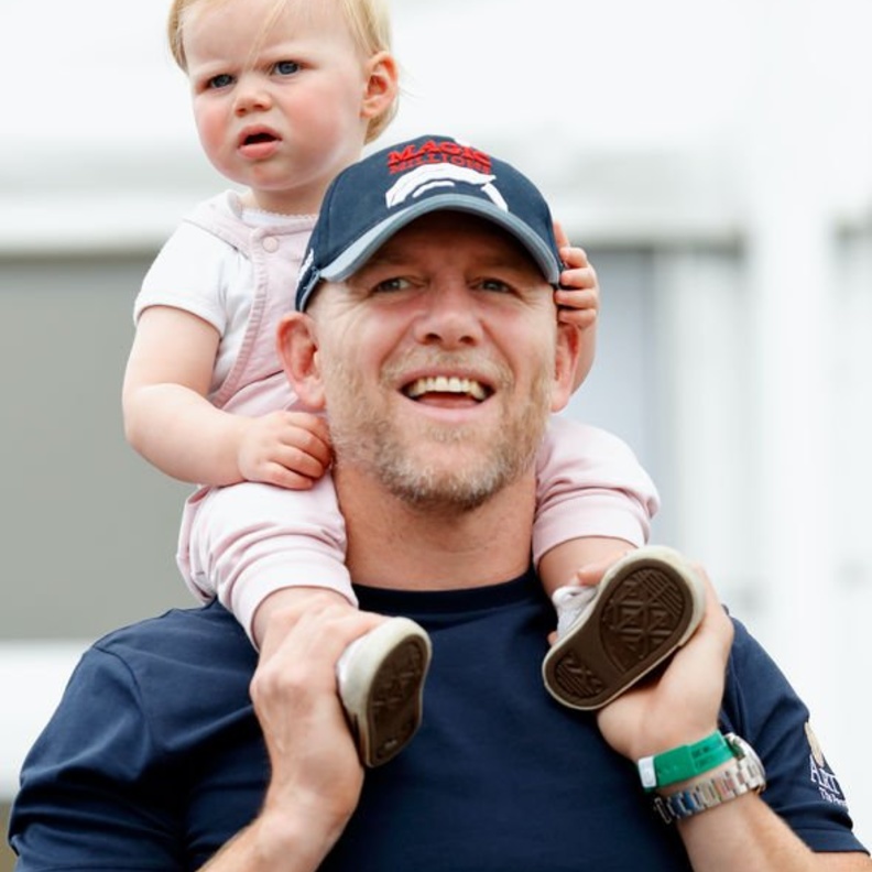 مايك تيندال يتولى مهام الاعتناء بطلفه لوكاس