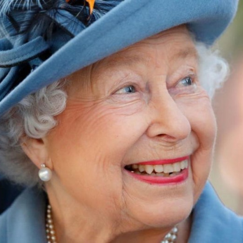  الملكة توقع رسائل الشكر بنفسها