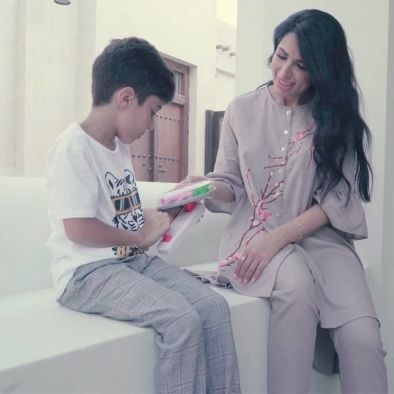 الإطلالة الأولى بفستان راقي مثالي للإطلالات الرمضانية