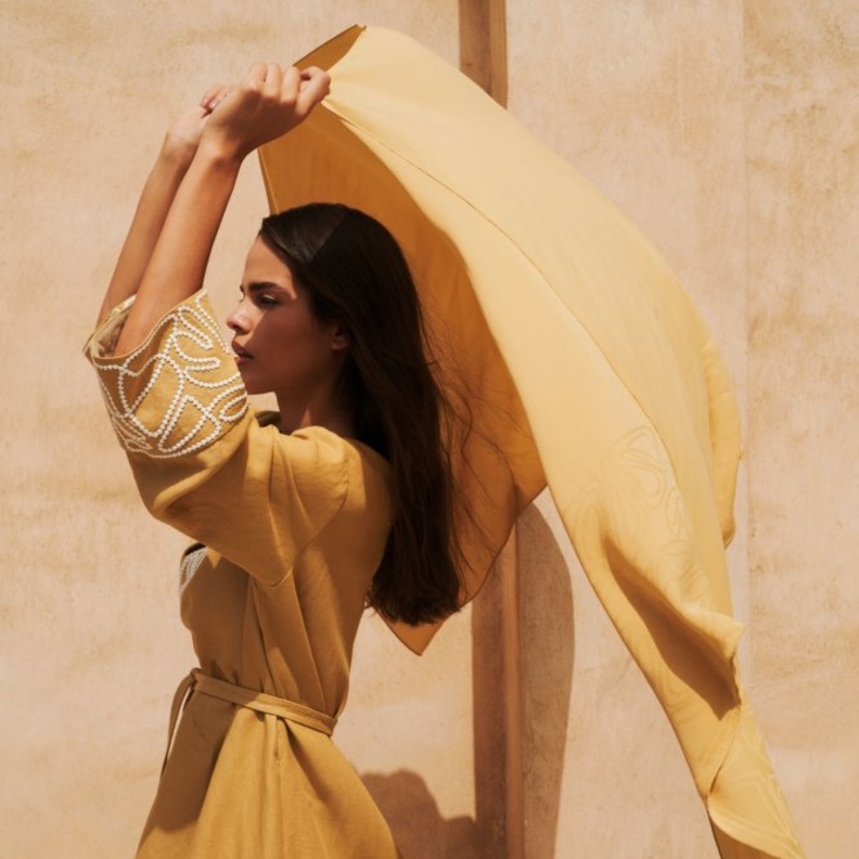 Loro Piana تقدم مجموعة الشيلات الحصرية بدولة الإمارات العربية المتحدة 