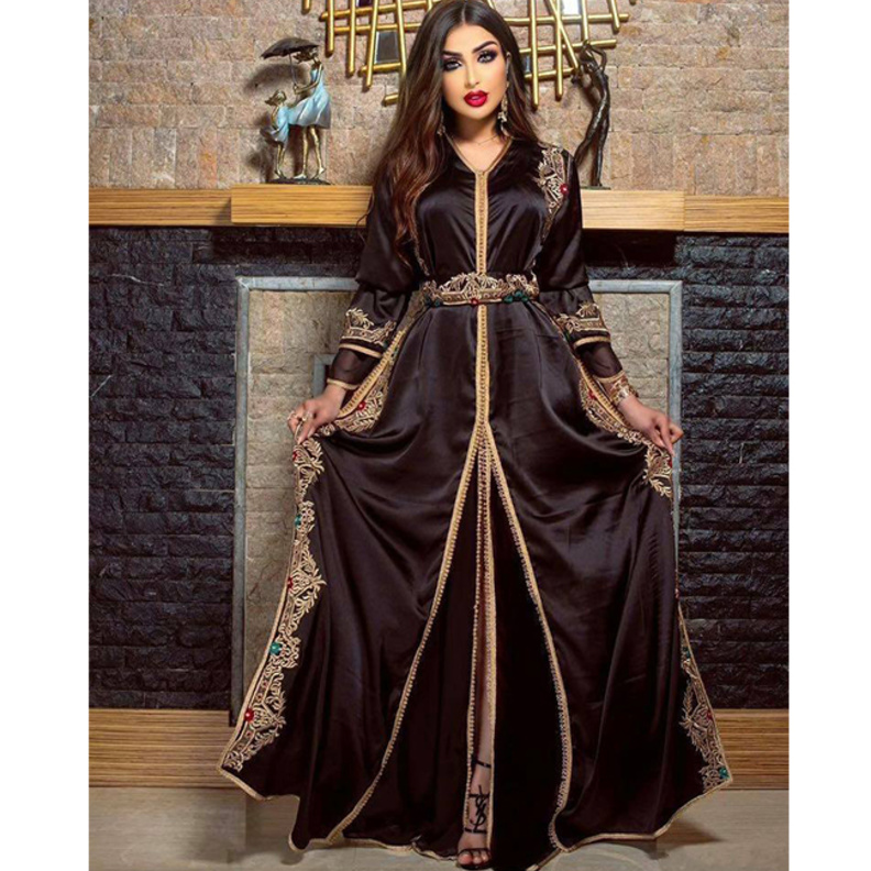 اطلالة دنيا بطمة بموضة القفطان الاسود الفاخر والمزخرف