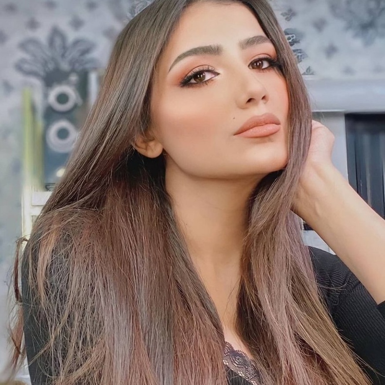 مي عمر تثير الجدل بأحدث اطلالة لها والجمهور يشبهها بـ ليلى احمد زاهر