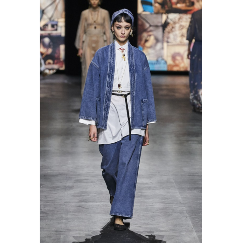 نسّقت ديور البنطلون الواسع القميص الطويل والجاكيت الدنيم