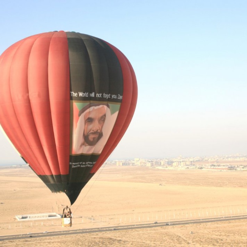 منطاد الإمارات يطلق "العالم لن ينساك يا زايد"