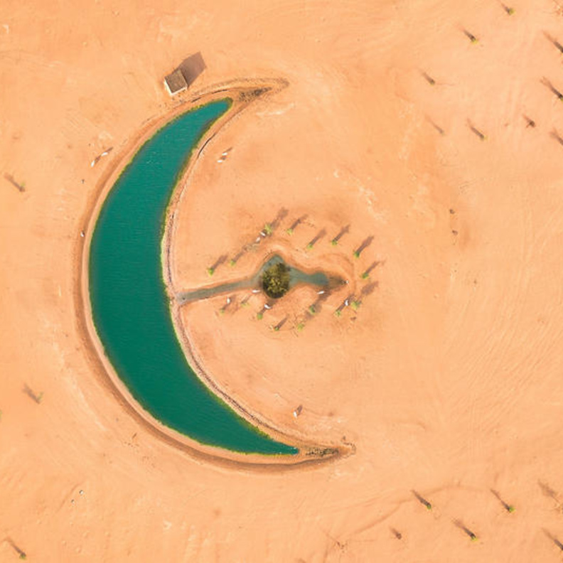 البحيرة الهلال في صحراء دبي تخطف الأضواء