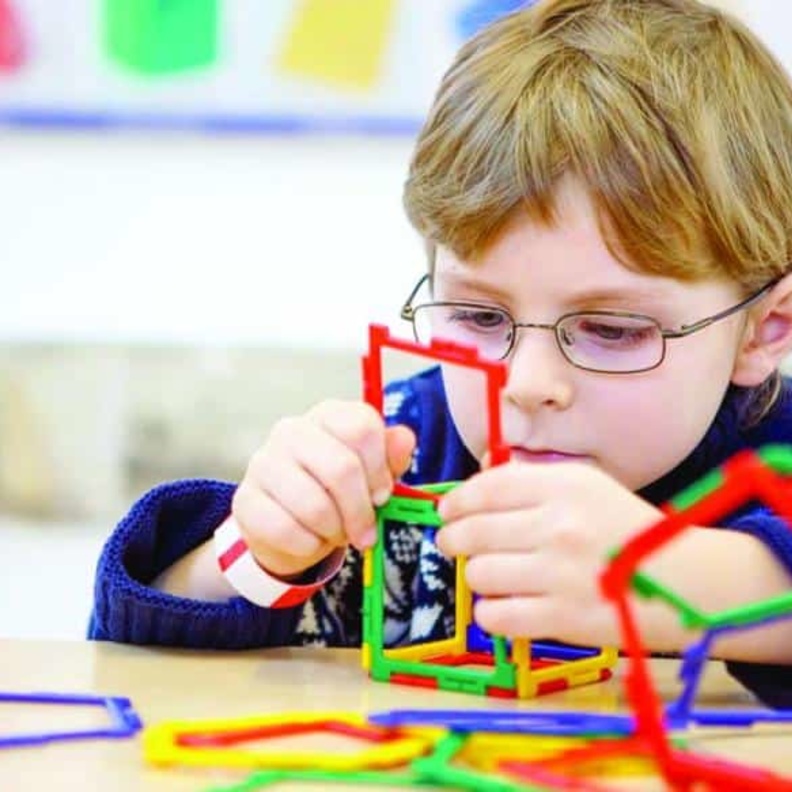 لماذا يصاب الذكور بالتوحد أكثر من الإناث