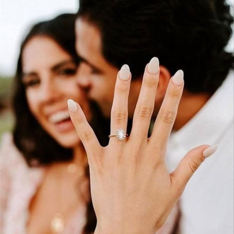 تجاهل الإعلان عن الخطبة بصورة رسمية ويقصد بذلك أن يكتفي العريس بالإعلان بطريقة شفهية