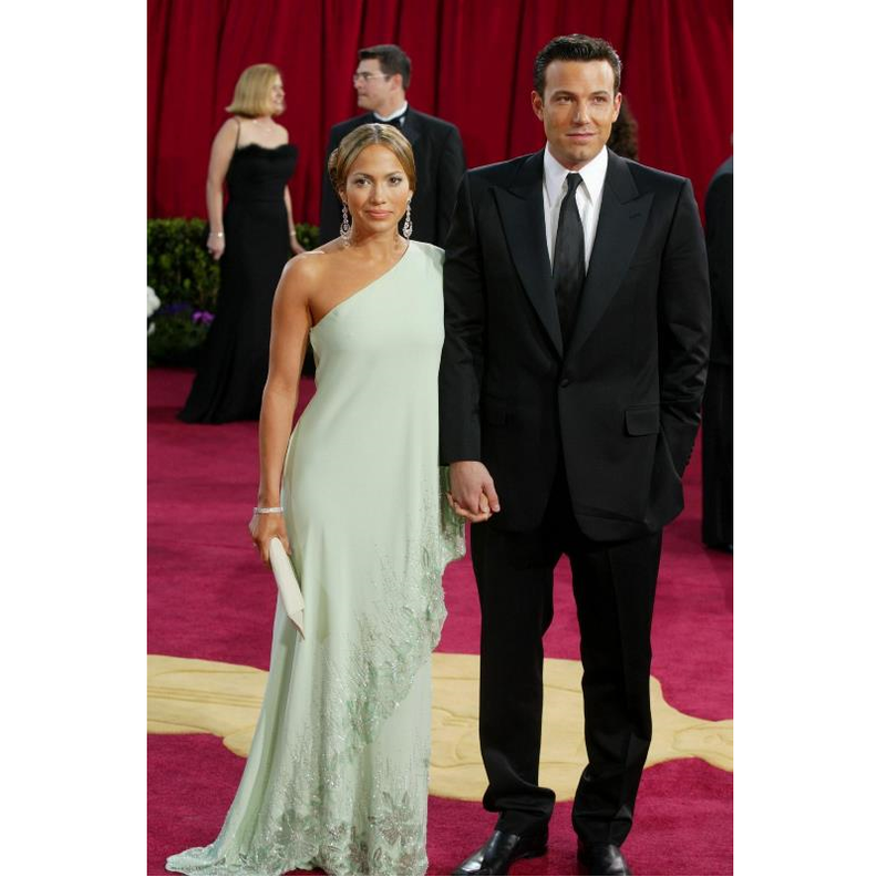 خطفت جي لو الأنظار في حفل الأوسكار عام 2003 بفستان فالينتينو